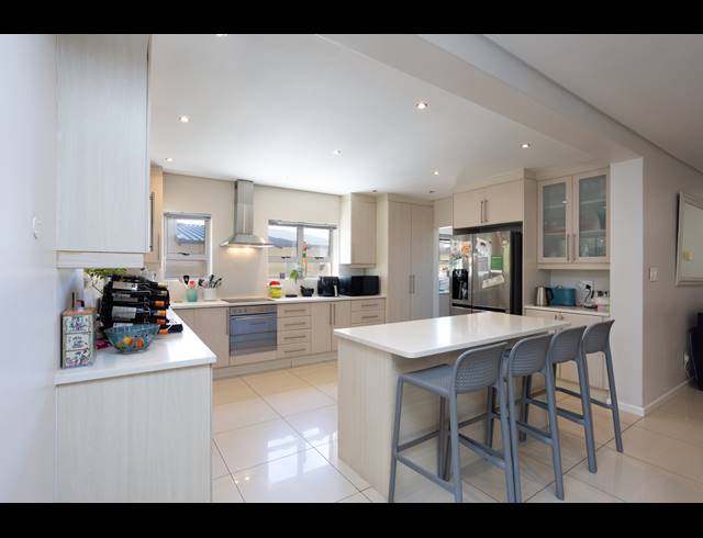 5 BEDROOM FREESTANDING TO LET IN STONEHURST MOUNTAIN ESTATE